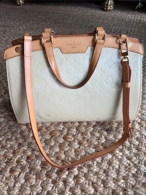 Authentic Louis Vuitton Cream Vernis Alma Shoulder Satchel with Vachetta Trim